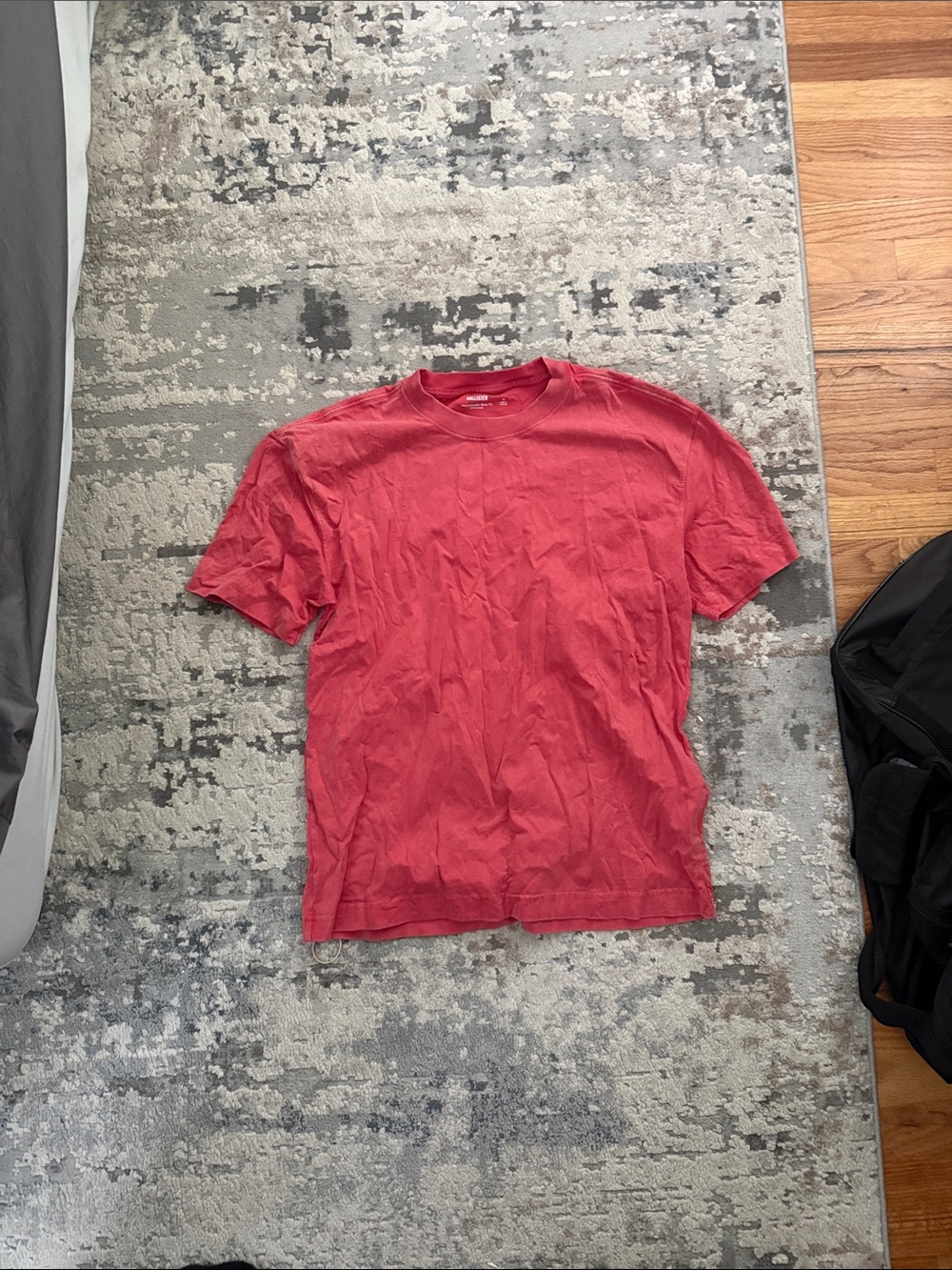 Hollister Men's Short Sleeve Crew Tee in Coral Red